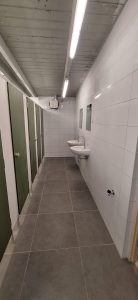 Overzicht:- 2 toiletten- 1 urinoir- 2 douches- 2 wastafels